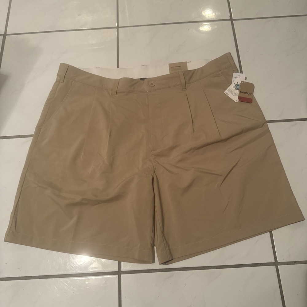 Reebok NWT Mens Beige Golf Performance Play Dry Comfort Shorts, Size 48 MSRP $55